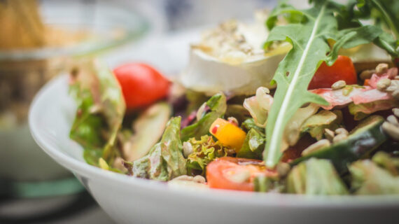 Salada: Uma Escolha Saudável para os Dias mais Quentes!