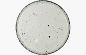 O prato 32cm da coleção Dreamy, do conceito Moods, ideal como prato marcador ou prato para bolo, é marcado por vidrados reativos em porcelana.