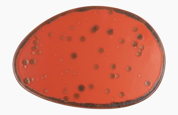 Prato Sushi 27x18cm Mature. Prato plano, em porcelana, de cor terracota marcada por pintas castanhas (vidrados reativos). O prato sushi 27x18cm Mature, do conceito Moods, proporciona uma base plana em porcelana, de cor terracota, contrastante com as peças de sushi. Sushi plate 27x18cm Mature. Porcelain terracotta-coloured sushi plate. Terracotta-coloured dish with brown spots (application of reactive glazes).