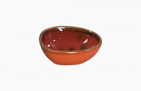 A taça pequena Mature, do conceito Moods, em porcelana e de cor terracota, pode servir vários usos, sobretudo o de taça para molho.