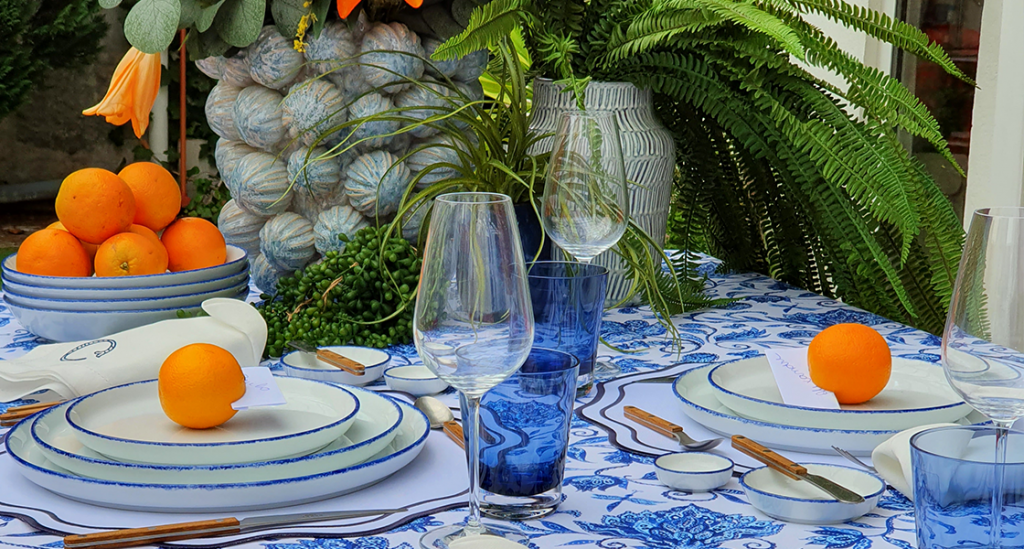 Como decorar uma Mesa de verão - mesa posta com pratos de porcelana, talheres, copos e flores