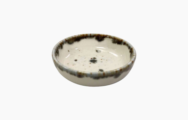 A taça para molho (6cm) da coleção Dreamy, do conceito Moods, combina elegância, irreverência e unicidade, com vidrados reativos em porcelana.