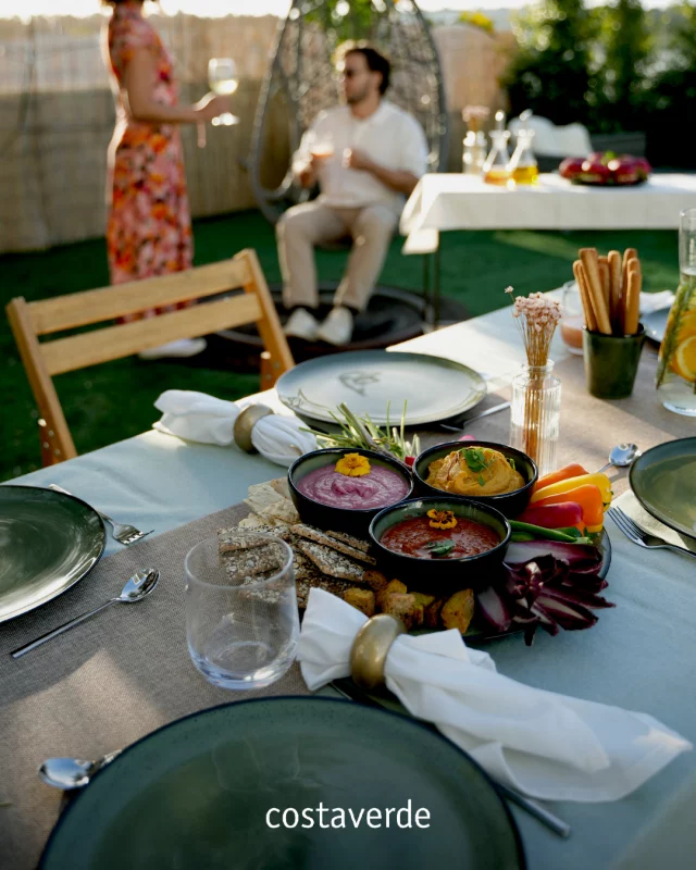 Refeições ao ar livre, para aproveitar os primeiros raios de Sol. Momentos onde brilham as conversas entre amigos, a comida e, claro, as porcelanas da Costa Verde.

—

Outdoor meals to enjoy the first rays of sunshine. Moments where conversations with friends, delicious food, and, of course, Costa Verde porcelain shine.

#CostaVerdePorcelanas #PorcelanaPortuguesa #PortuguesePorcelain #Porcelain